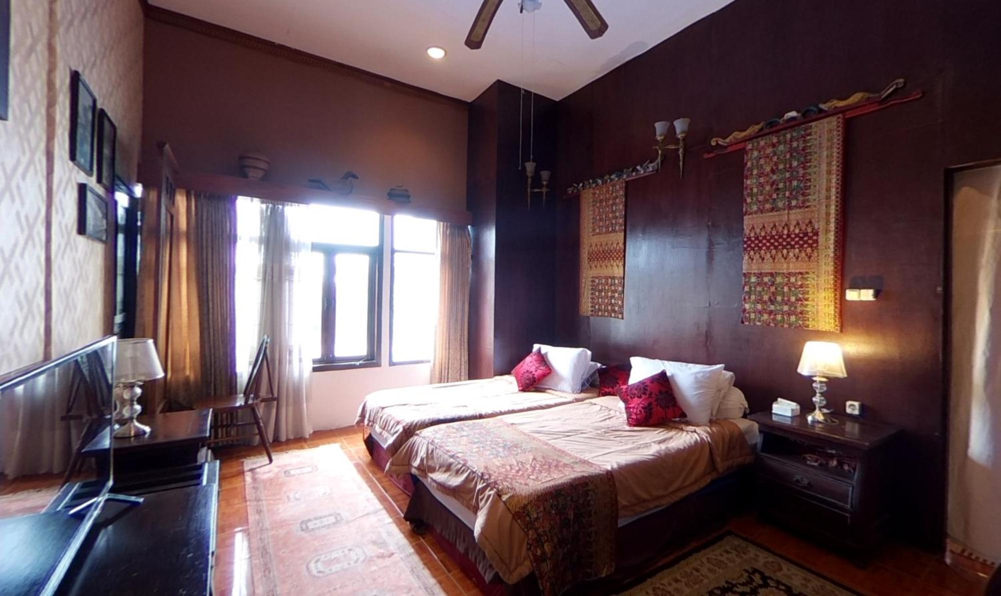Badjoeri Ethnic Wooden Homestay Бандунг Номер фото